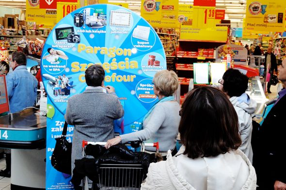 Axia Retail Terminale interaktywne Carrefour organizacja loterii
